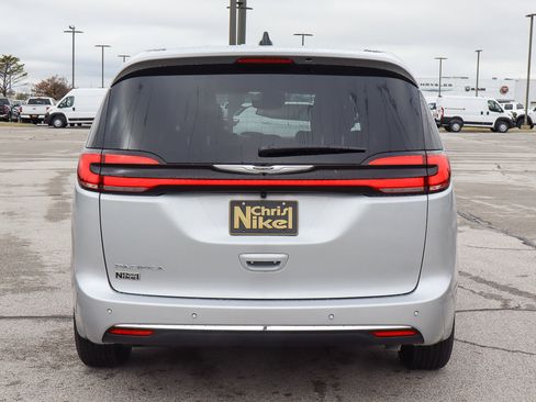 New 2026 Chrysler Pacifica Select image 6