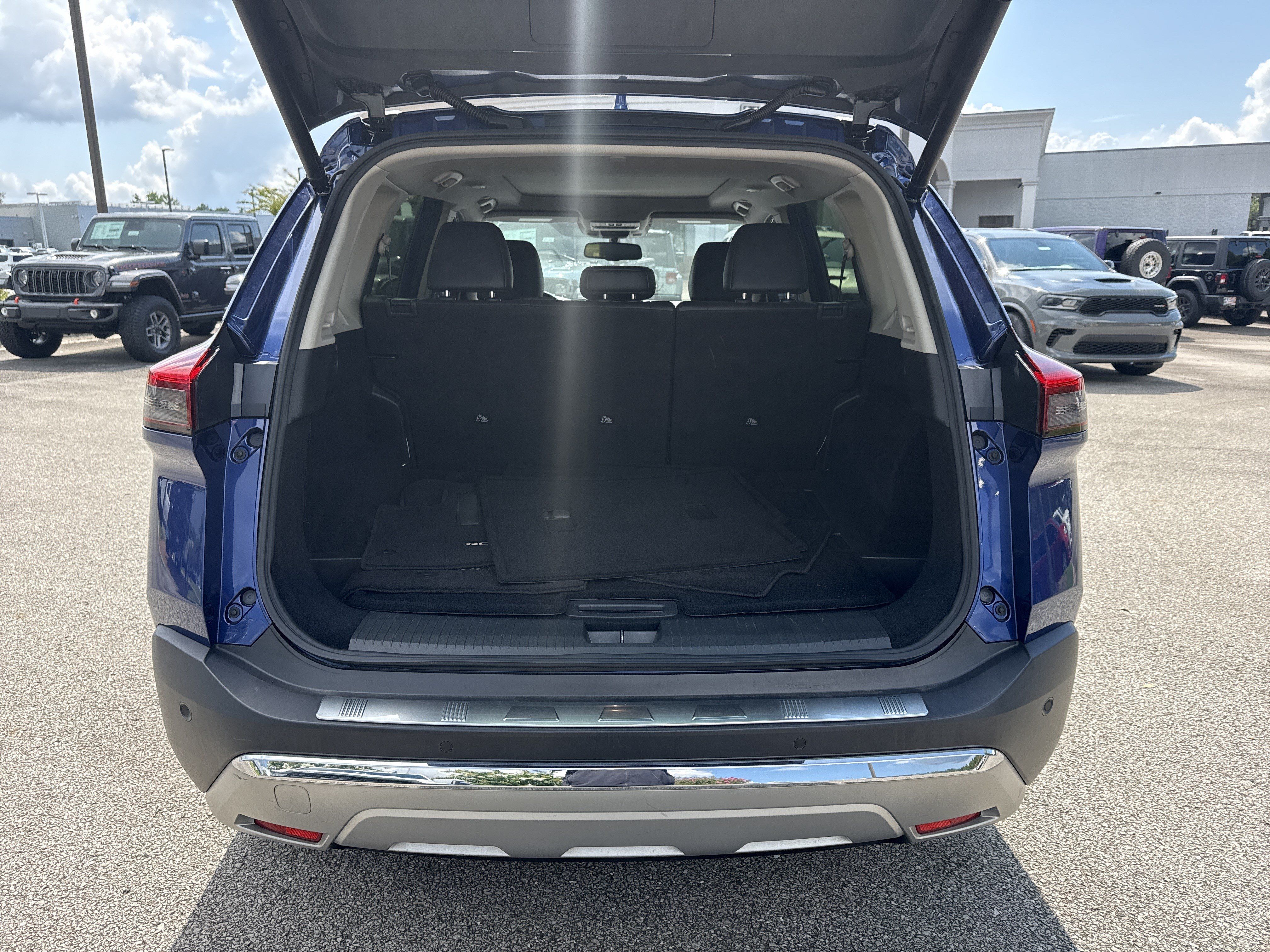 Used 2023 Nissan Rogue Platinum FWD image 18
