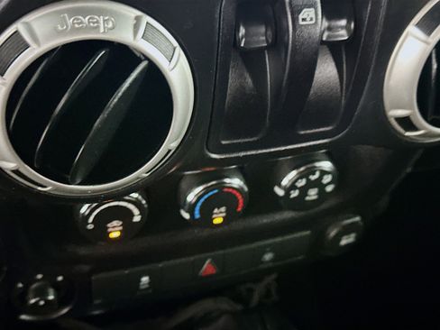 Used 2016 Jeep Wrangler Rubicon w/ Power Convenience Group image 22