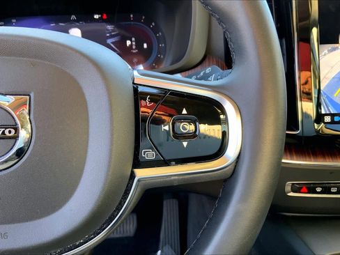 Used 2024 Volvo XC60 B5 Plus image 24