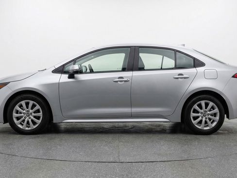 Used 2025 Toyota Corolla Cross LE image 5