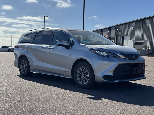Used 2021 Toyota Sienna LE w/ LE Plus Package AWD/4WD image 2