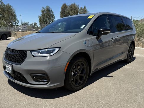 Used 2023 Chrysler Pacifica Limited w/ Uconnect Theater Family Group FWD image 3