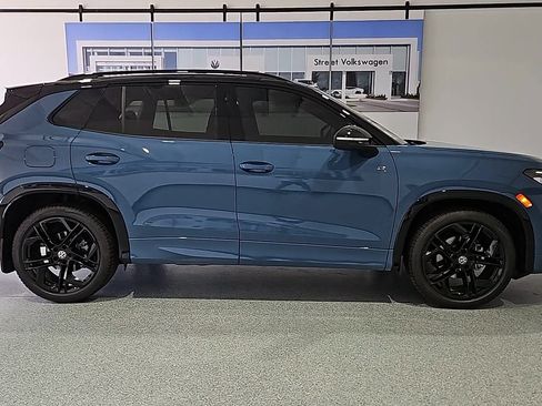 New 2026 Volkswagen Tiguan SE R-Line FWD image 10