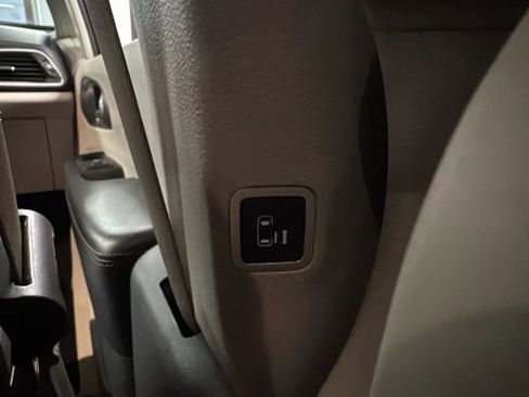 Used 2020 Chrysler Pacifica Touring-L FWD image 23