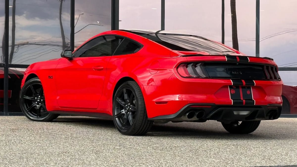 Used 2018 Ford Mustang GT w/ Black Accent Pkg RWD image 7