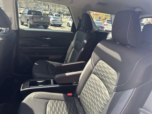 Used 2022 Nissan Pathfinder SV w/ SV Premium Package FWD image 23