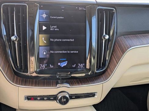 Used 2021 Volvo XC60 T5 Momentum w/ Premium Package image 11