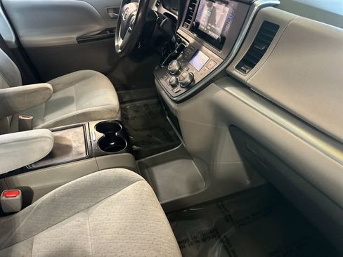 Used 2015 Toyota Sienna LE FWD image 18