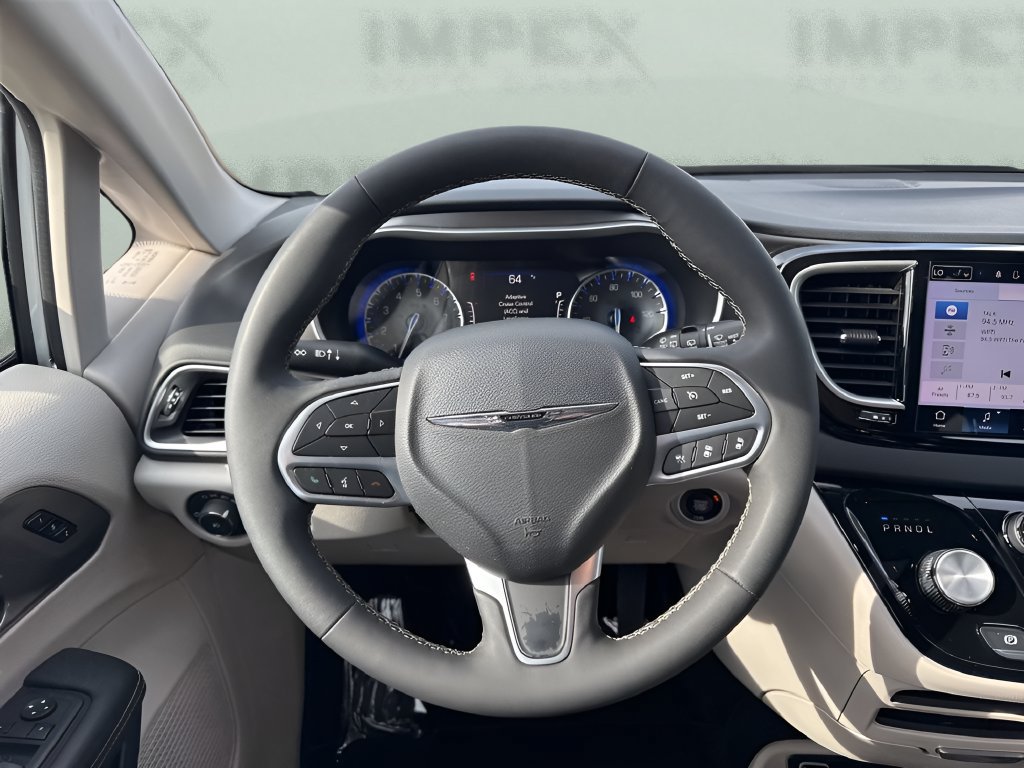 Used 2024 Chrysler Pacifica Touring-L FWD image 17