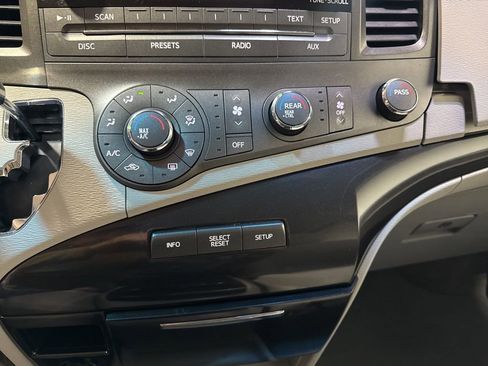 Used 2011 Toyota Sienna LE w/ Towing Pkg FWD image 17