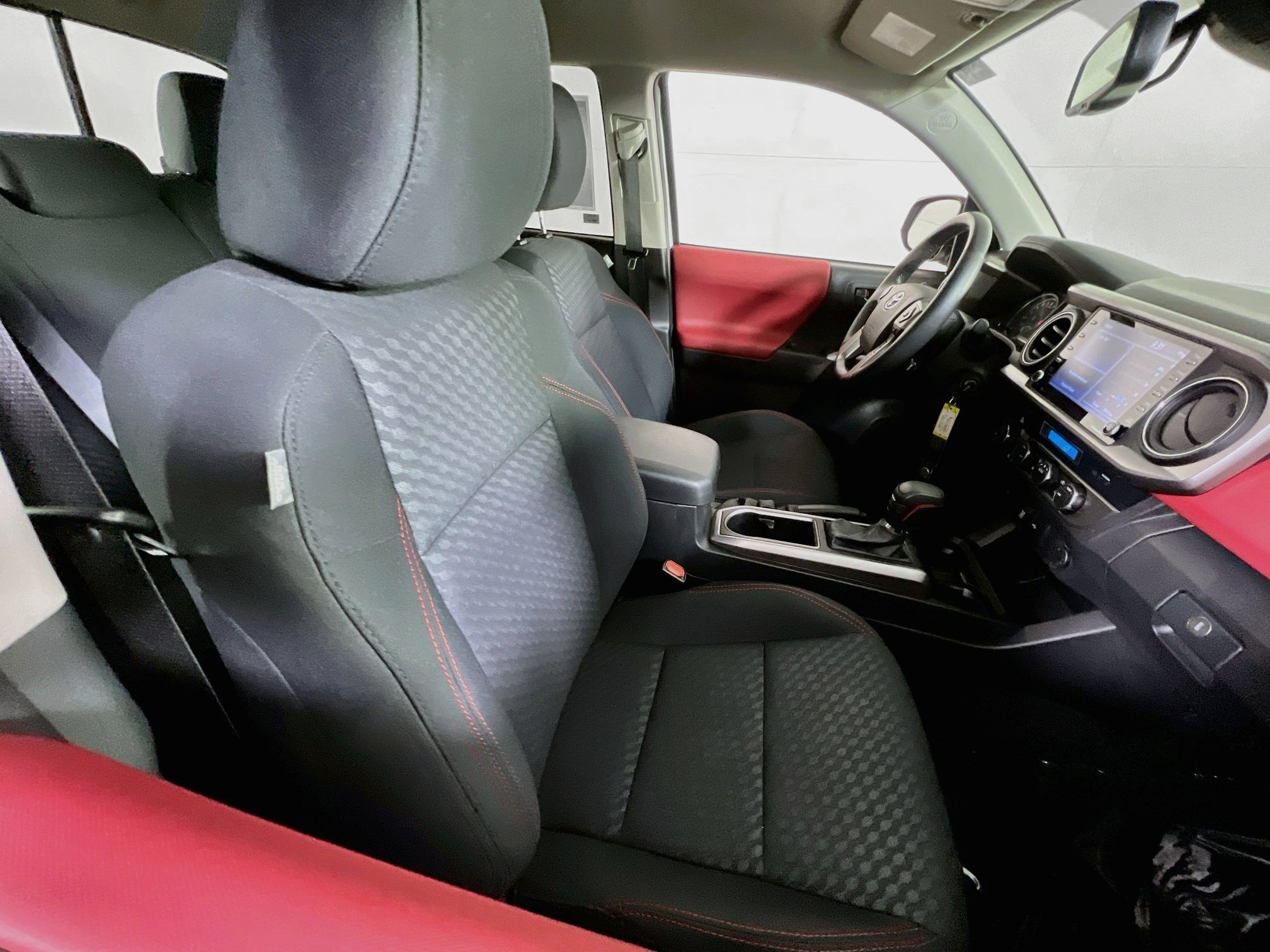 Used 2022 Toyota Tacoma SR5 AWD/4WD image 25