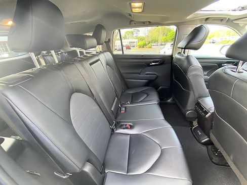 Certified 2025 Toyota Highlander XLE image 22
