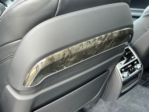 Used 2022 BMW 750i xDrive w/ M Sport Package AWD/4WD image 39