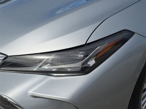 Used 2021 Toyota Avalon Limited image 10