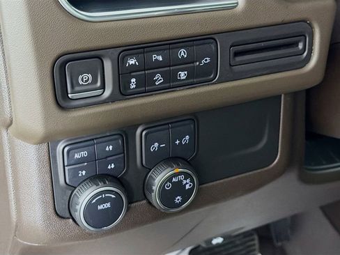Used 2022 Chevrolet Tahoe Z71 w/ Luxury Package AWD/4WD image 11
