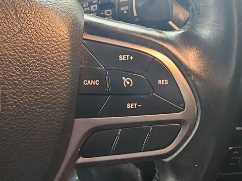 Used 2019 Jeep Cherokee Latitude Plus w/ Comfort/Convenience Group image 31