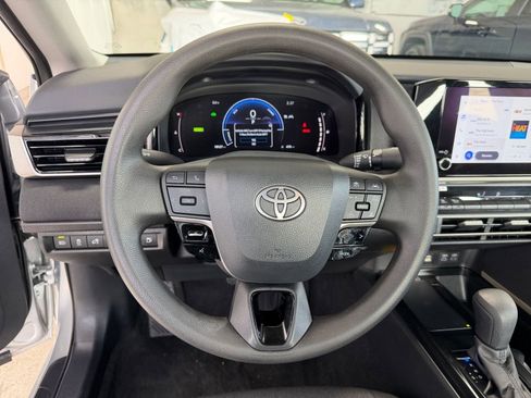 Used 2025 Toyota Camry LE image 27