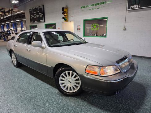 Used 2005 Lincoln Town Car Signature RWD image 13
