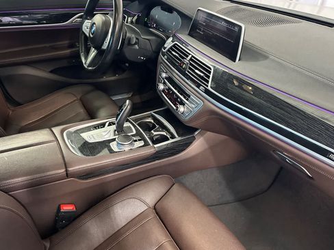Used 2022 BMW 740i w/ M Sport Package RWD image 17