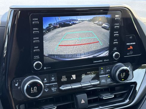 Used 2021 Toyota Highlander XLE FWD image 27