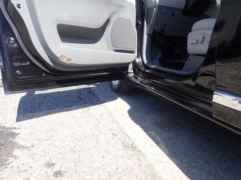 Used 2013 Toyota Sienna XLE image 11