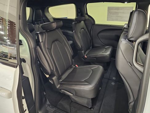 New 2026 Chrysler Pacifica Select FWD image 28