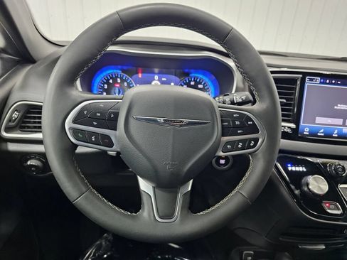 Used 2025 Chrysler Pacifica Select FWD image 14