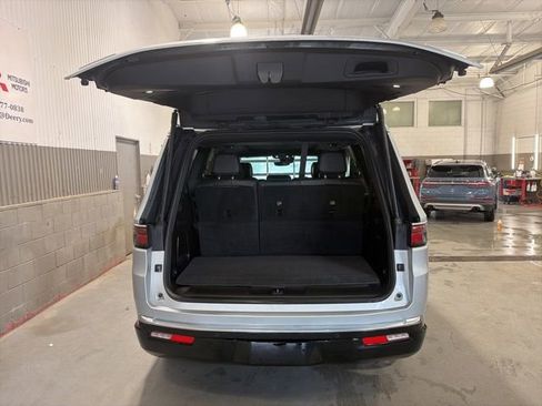 Used 2022 Jeep Wagoneer Series III w/ Premium Group I AWD/4WD image 5