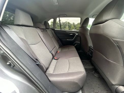 Used 2021 Toyota RAV4 XLE AWD/4WD image 36