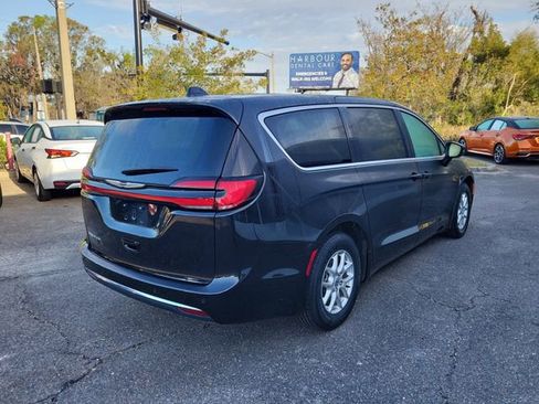 Used 2023 Chrysler Pacifica Touring-L image 2