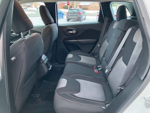 Used 2015 Jeep Cherokee Sport image 12