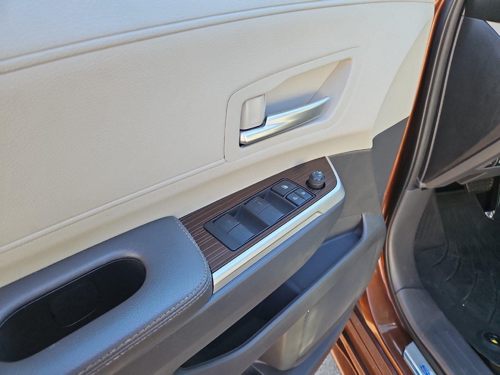 Certified 2022 Toyota Sienna XLE w/ XLE Plus Package FWD image 18