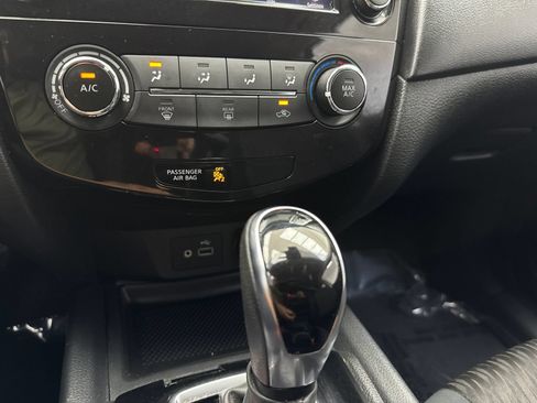 Used 2019 Nissan Rogue S w/ Special Edition Package FWD image 28