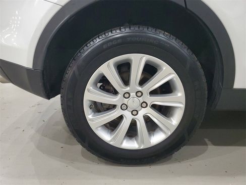 Used 2018 Land Rover Discovery Sport SE image 7