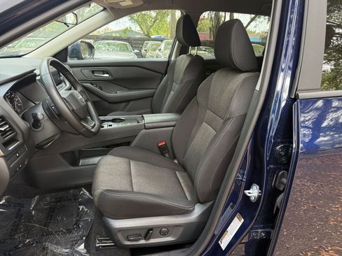 Used 2025 Nissan Rogue SV image 33