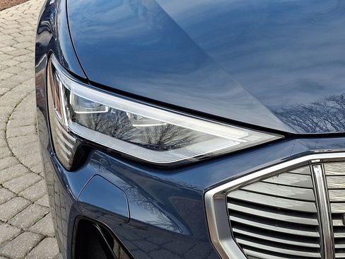 Used 2023 Audi e-tron Premium image 10