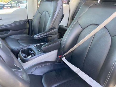Used 2024 Chrysler Pacifica Touring-L FWD image 14