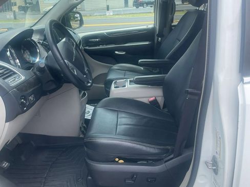 Used 2013 Chrysler Town & Country Touring FWD image 30