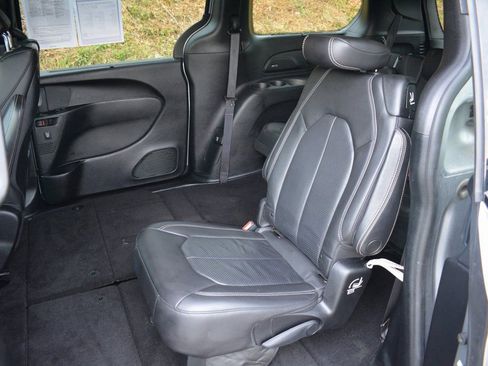 Used 2019 Chrysler Pacifica Touring-L Plus w/ Advanced Safetytec Group image 20