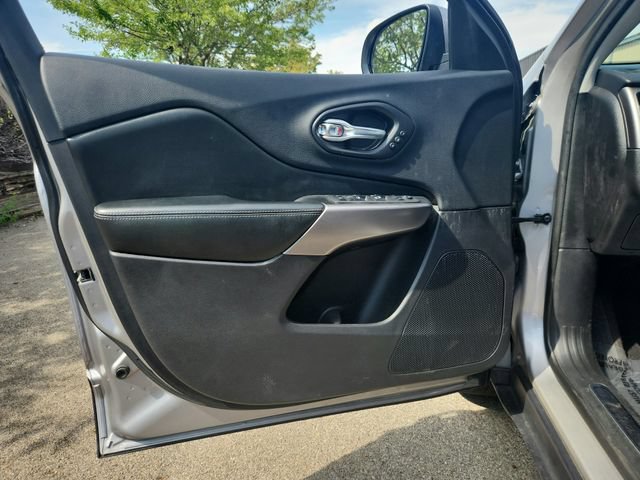 Used 2019 Jeep Cherokee Limited AWD/4WD image 17