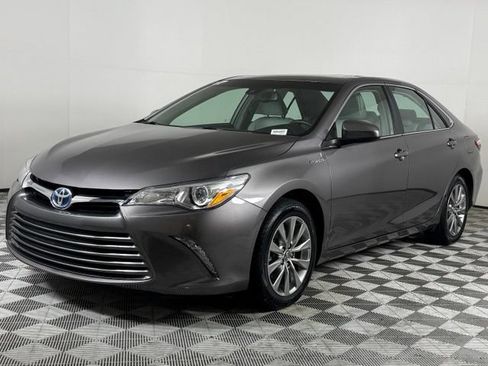 Used 2017 Toyota Camry XLE w/ Moonroof Package FWD image 2