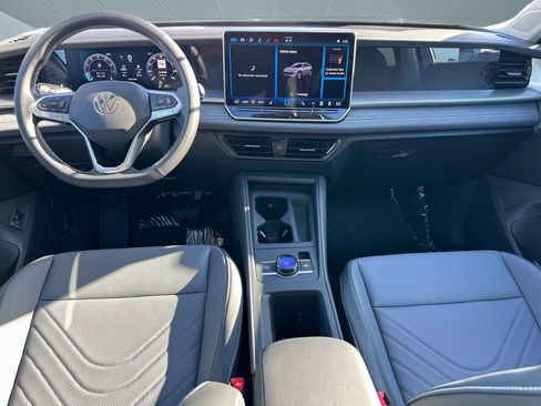 New 2026 Volkswagen Tiguan SE FWD image 13