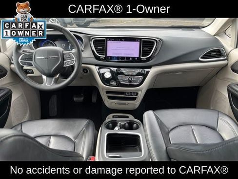 Used 2023 Chrysler Pacifica Touring-L FWD image 4