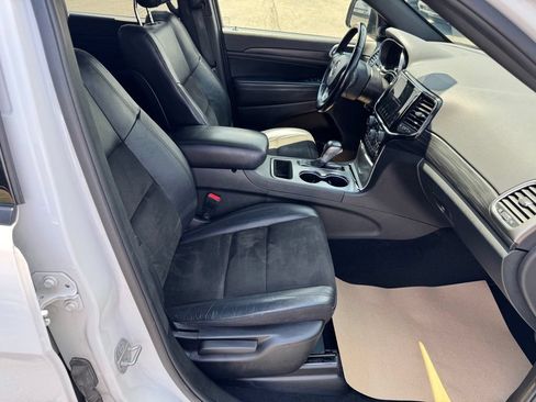 Used 2021 Jeep Grand Cherokee Laredo X AWD/4WD image 18