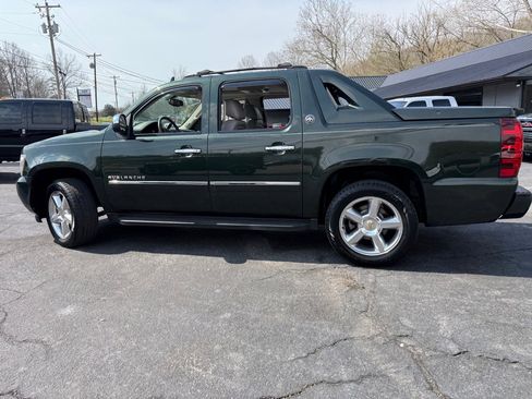 Used 2013 Chevrolet Avalanche LTZ image 32