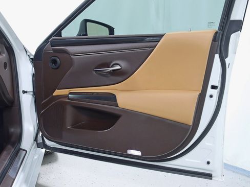 Used 2021 Lexus ES 300h w/ Accessory Package image 31