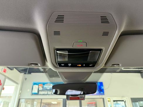 Used 2025 Volkswagen Atlas SE image 15