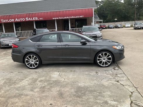 Used 2019 Ford Fusion SE image 2