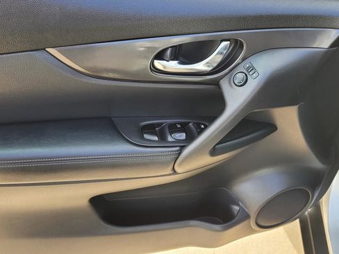 Used 2018 Nissan Rogue SV image 20